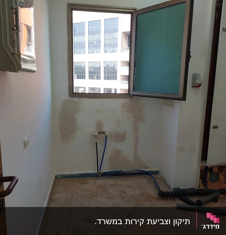 קיר עם תיקוני טיח לקראת צביעה